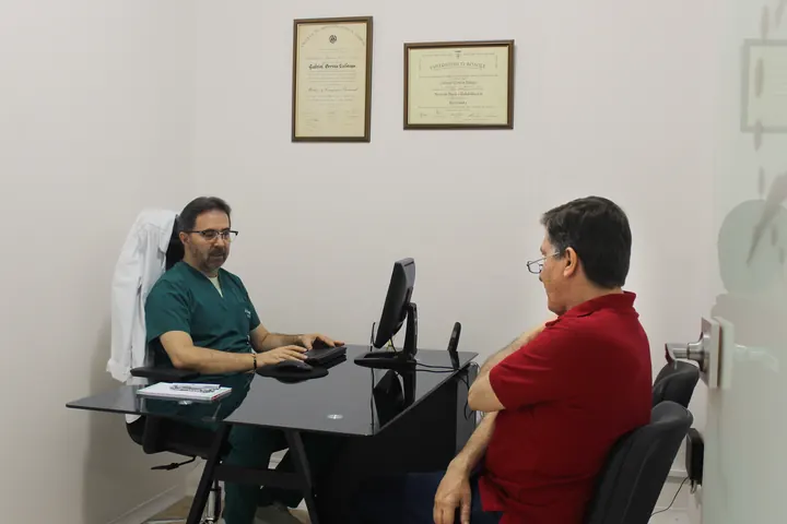 Consulta entre un profesional y un paciente en CRIAT IPS.